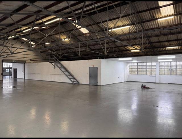 1,400M² WAREHOUSE TO LET IN PAARDEN EILAND